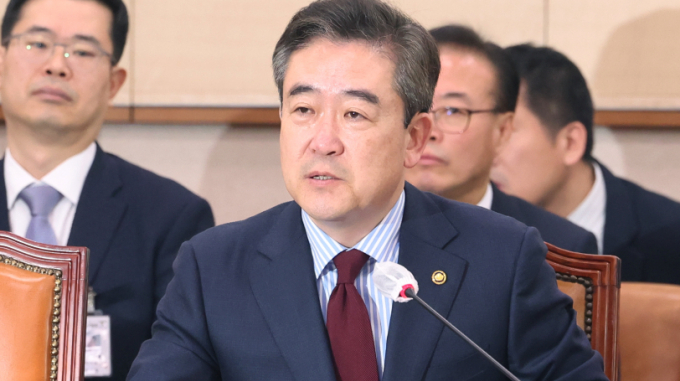 경찰이 오는 삼일절 연휴를 앞두고 대한의사협회(의협)와 자유통일당 등이 서울 도심에서 대규모 집회를 예고한 것에 대해 엄정 대응할 것을 밝혔다. 사진은 29일 오전 서울 여의도 국회에서 열린 법제사법위원회 전체회의에 참석한 윤희근 경찰청장. /사진=뉴스1