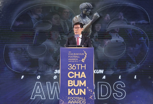차범근 전 감독이 한국 축구계 문화 차이를 언급하며 학부모와 지도자의 역할을 강조했다. 사진은 29일 오전 서울 종로구 HW컨벤션센터 열린 ‘제36회 차범근 축구상' 시상식에서 축사를 하는 차 전 감독. /사진=뉴스1 