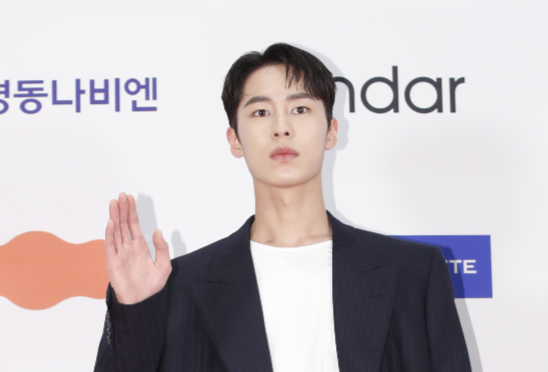 배우 이재욱이 오는 5월 소속사와 전속 계약이 끝난다. 사진은 이재욱이 지난 2020년 10월12일 오후 서울 중구 신라호텔에서 열린 '2020 올해의 브랜드 대상' 시상식에 참석해 포즈를 취하는 모습. /사진=뉴스1