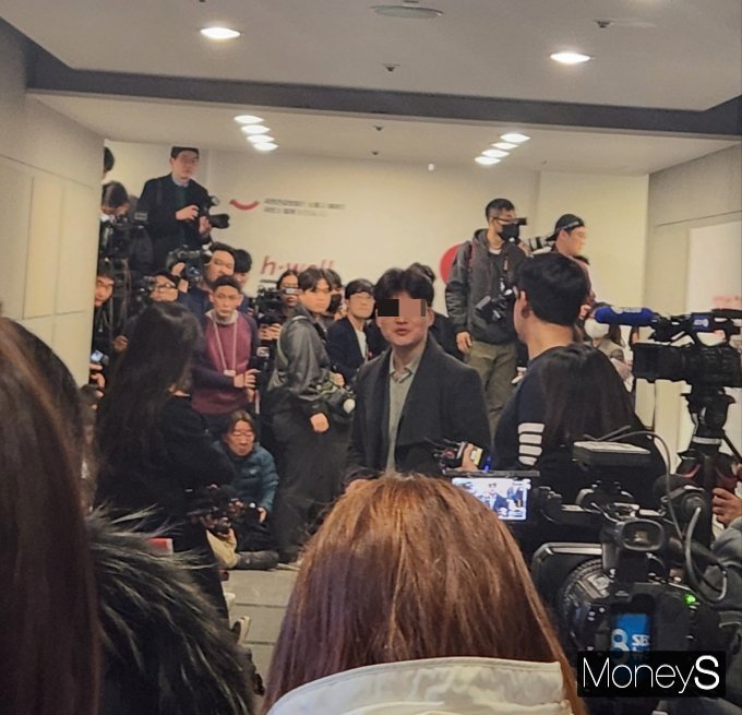 박민수 복지부 제2차관이 29일 오후 4시 서울 영등포구 국민건강보험공간 서울강원지역본부에서 전공의들과 만나 대화를 진행하는 현장에 취재진이 북새통을 이루고 있다. /사진=김선 기자