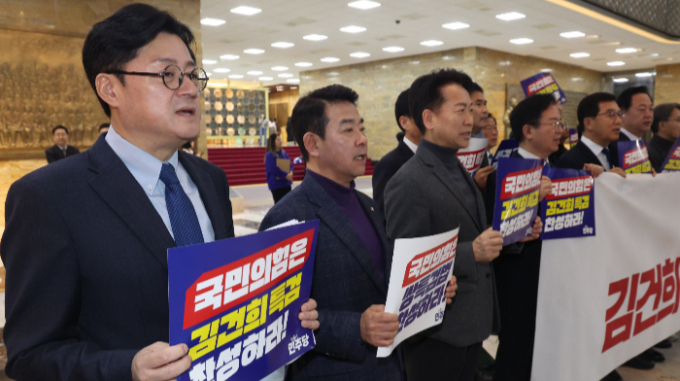 홍익표 더불어민주당 원내대표가 본회의에서 재표결 절차에 부쳐질 쌍특검법(김건희 여사·대장동 특별검사법)과 관련해 "의원 양심을 믿는다"면서도 부결될 경우 재추진 의사를 분명히 했다. 사진은 홍익표 더불어민주당 의원 등이 29일 서울 여의도 국회에서 '쌍특검법(김건희 여사·대장동 특검법)' 찬성 촉구 피켓팅을 하는 모습. /사진=뉴스1