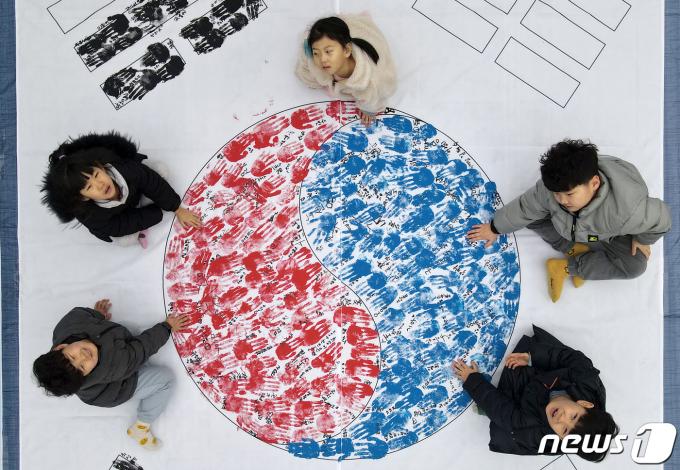 3.1절을 하루 앞둔 29일 충남 천안 동남구 병천면 유관순열사 사적지에서 열린 아우내 봉화제에 앞서 어린이들이 '나라사랑 손도장 태극기 100만 챌린지'를 하고 있다. 아우내 봉화제는 1978년부터 개최한 유서 깊은 행사로 천안시는 아우내 만세운동의 거사를 알리기 위해 매년 2월 말일 아우내봉화제를 거행하고 있다. 2024.2.29/뉴스1 ⓒ News1 김기태 기자