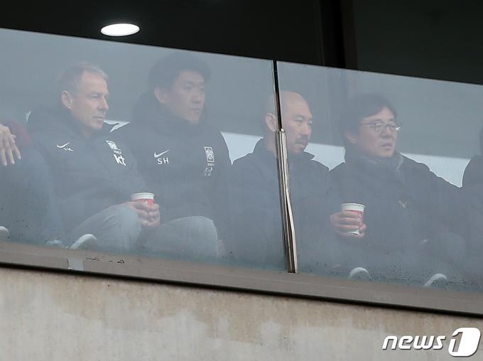 위르겐 클린스만 축구국가대표팀 감독이 12일 오후 마포구 상암동 서울월드컵경기장에서 열린 2023 하나원큐 K리그1 3라운드 FC서울과 울산현대의 경기 후반전을 황선홍 U-23 대표팀 감독 등과 함께 관전하고 있다. 023.3.12/뉴스1 ⓒ News1 박정호 기자