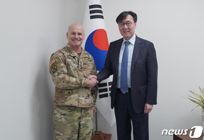 [사진] 장호진 안보실장, 크리스토퍼 카볼리 나토 동맹작전사령관 접견