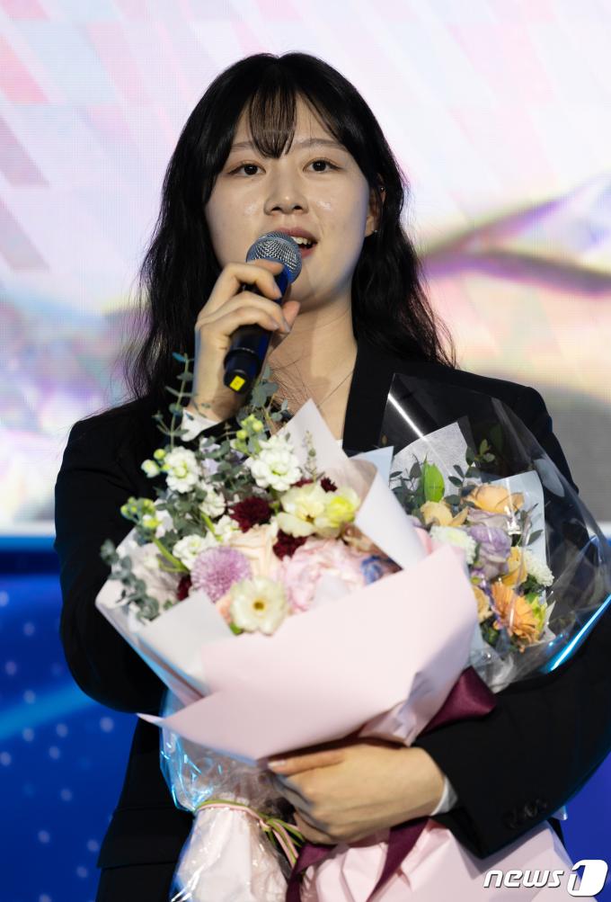 지난해 항저우 아시안게임에서 양궁 3관왕에 오른 임시현이 29일 오후 서울 송파구 올림픽파크텔에서 열린 제70회 대한체육회체육상 시상식에서 체육대상을 수상한 후 소감을 말하고 있다. 2024.2.29/뉴스1 ⓒ News1 이재명 기자