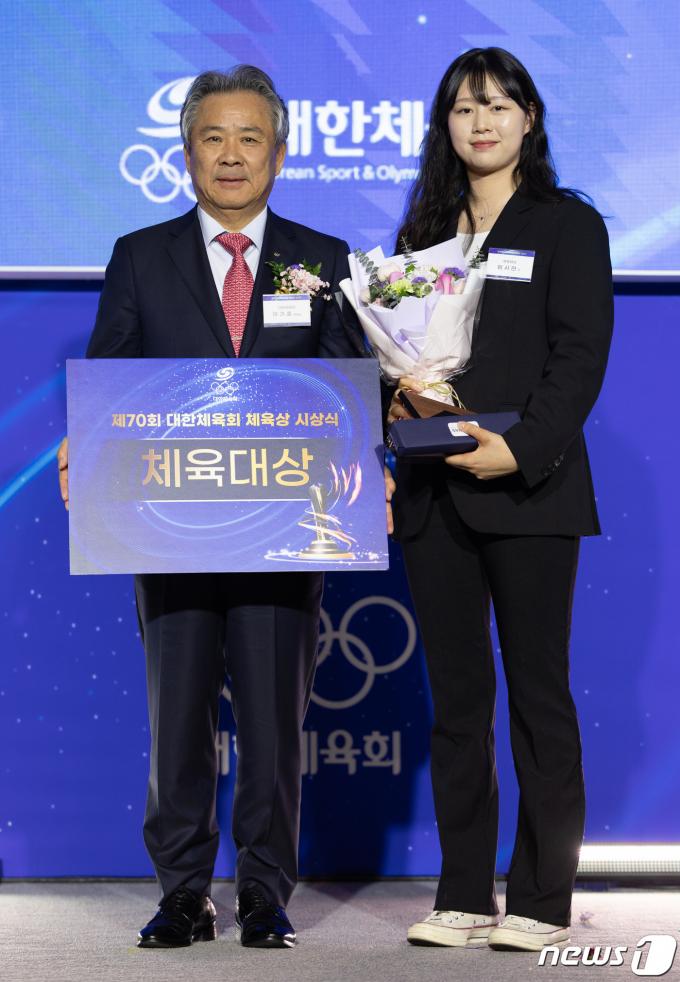 지난해 항저우 아시안게임에서 양궁 3관왕에 오른 임시현이 29일 오후 서울 송파구 올림픽파크텔에서 열린 제70회 대한체육회체육상 시상식에서 체육대상을 수상한 후 이기흥 대한체육회장과 기념 촬영을 하고 있다. 2024.2.29/뉴스1 ⓒ News1 이재명 기자