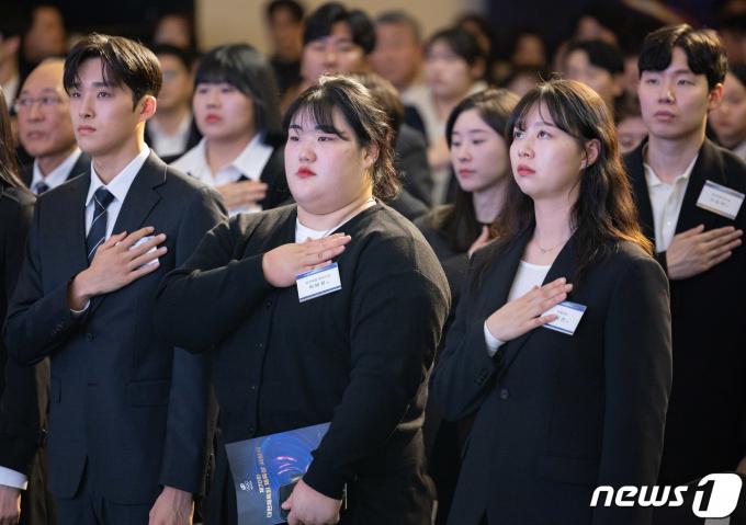 대한체육회체육상 대상을 수상한 임시현(오른쪽부터)과 최우수상 박혜정, 김우민이 29일 오후 서울 송파구 올림픽파크텔에서 열린 제70회 대한체육회체육상 시상식에서 국민의례를 하고 있다. 2024.2.29/뉴스1 ⓒ News1 이재명 기자