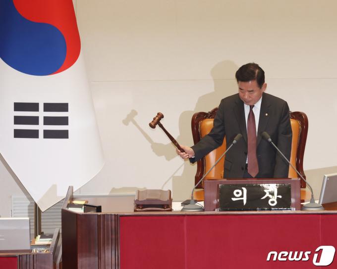 [사진] 의사봉 두드리는 김진표 국회의장