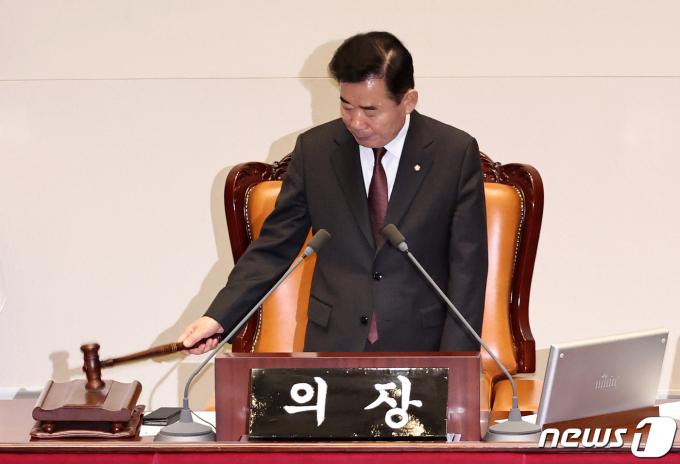 김진표 국회의장이 29일 오후 서울 여의도 국회 본회의장에서 열린 제413회 국회(임시회) 제6차 본회의에서 의사봉을 두드리고 있다. 2024.2.29/뉴스1 ⓒ News1 구윤성 기자