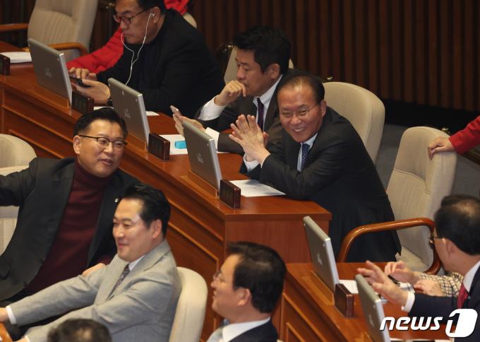 [사진] 밝게 웃으며 대화하는 윤재옥 원내대표