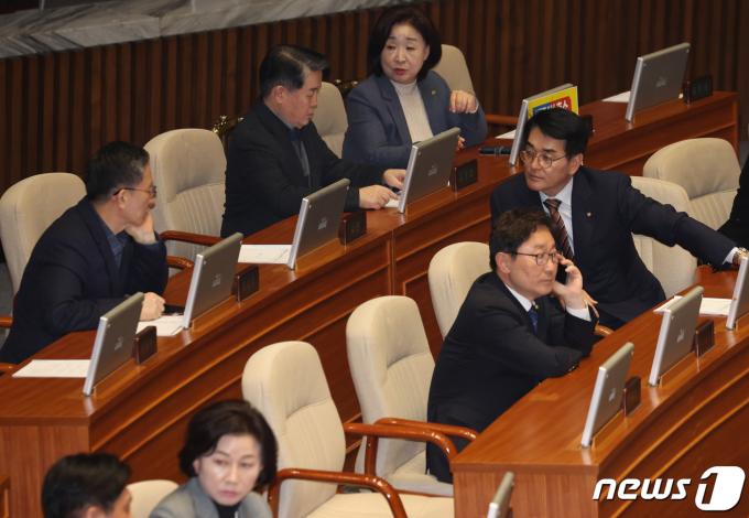 [사진] 본회의서 대화 나누는 박용진·정성호