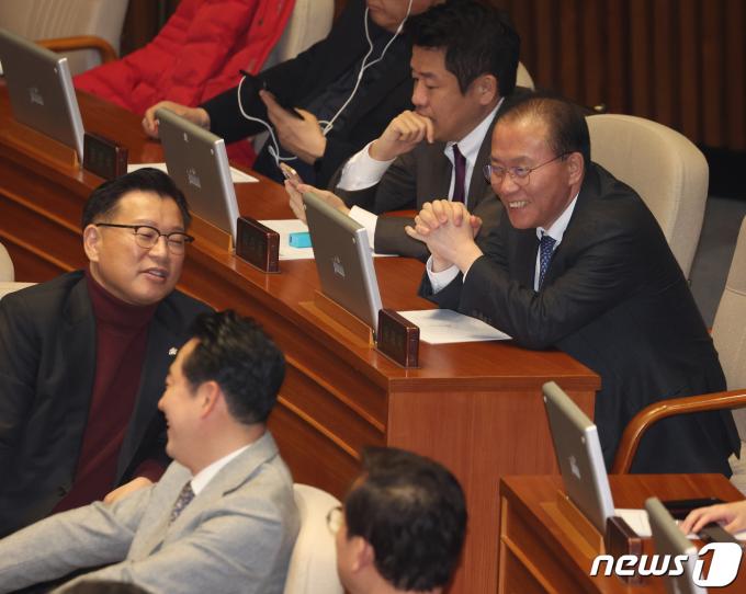 [사진] 밝게 웃으며 대화하는 윤재옥 원내대표