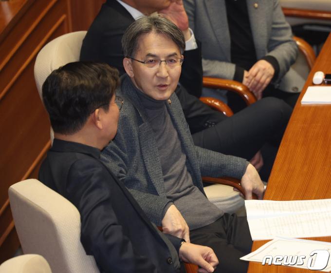 [사진] 본회의서 대화 나누는 정필모·전해철