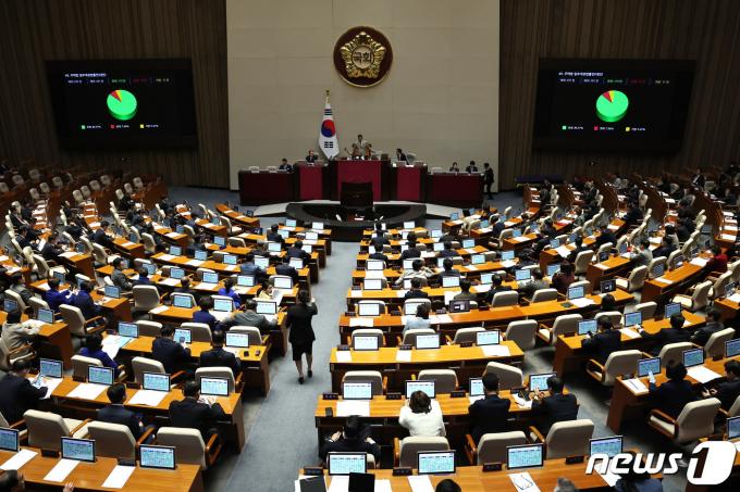 29일 오후 서울 여의도 국회 본회의장에서 열린 제413회 국회(임시회) 제6차 본회의에서 주택법 일부개정법률안이 통과되고 있다. 2024.2.29/뉴스1 ⓒ News1 구윤성 기자