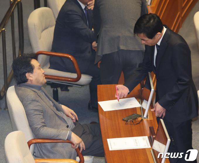 [사진] 본회의서 대화 나누는 안민석·김민기