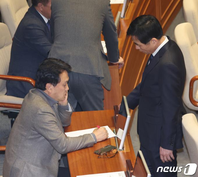 [사진] 본회의서 대화 나누는 안민석·김민기