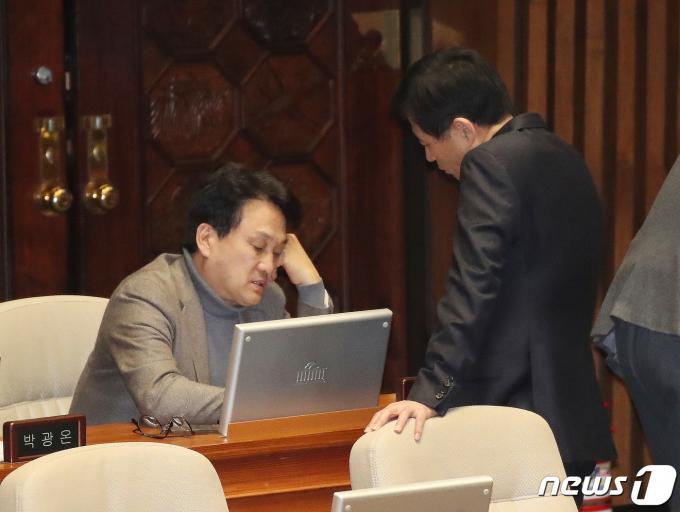[사진] 대화 나누는 안민석·김석기