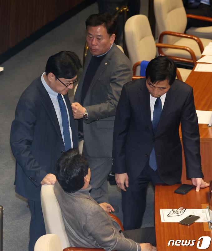 [사진] 송갑석·안민석 의원과 대화 나누는 홍익표 원내대표