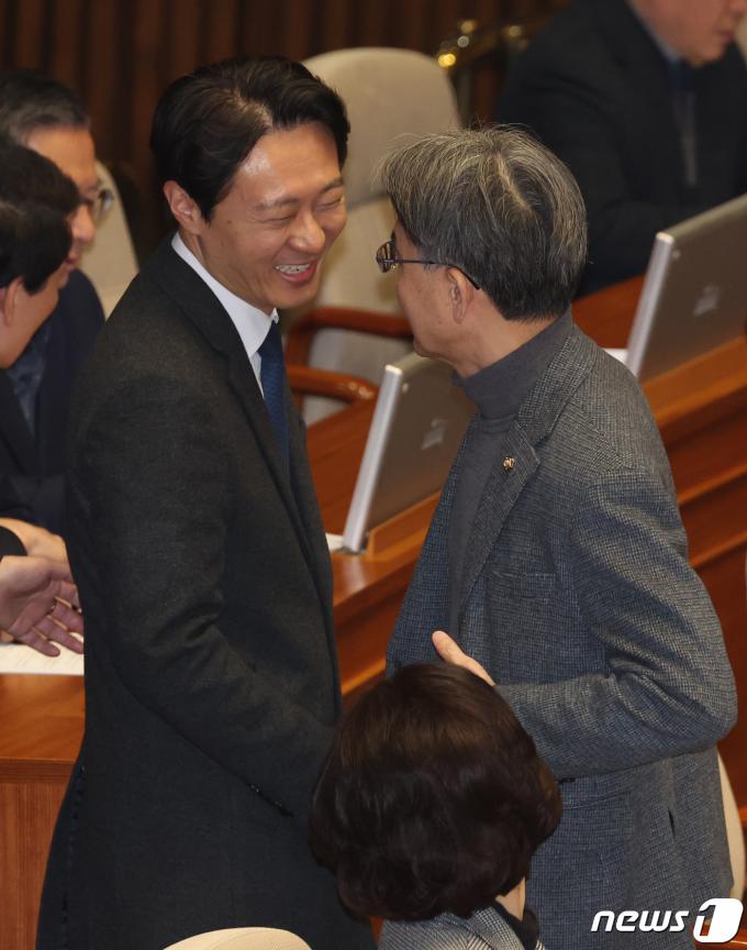 [사진] 대화 나누는 이탄희·정필모
