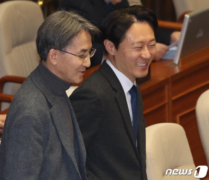 [사진] 대화 나누는 이탄희·정필모