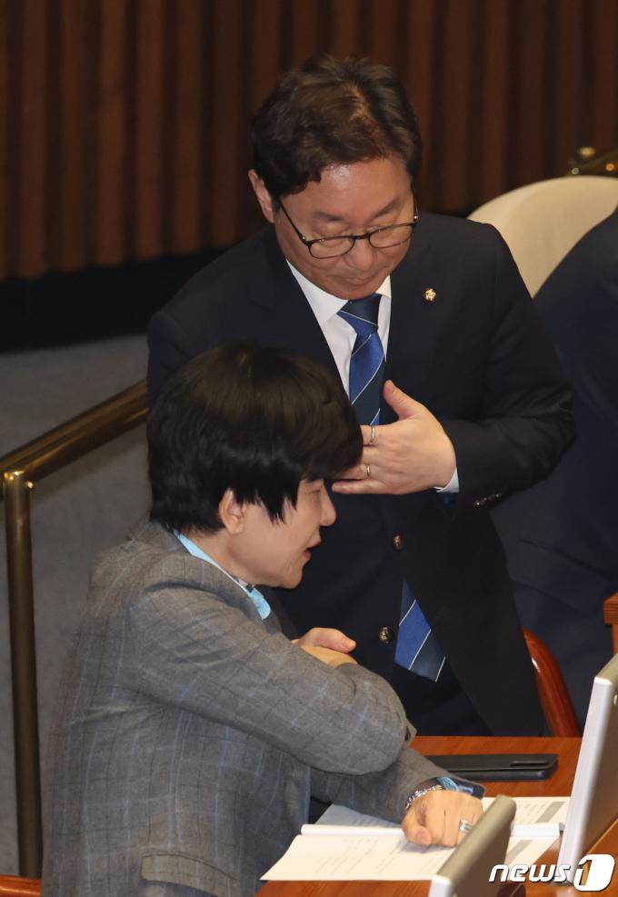 [사진] 김영주 국회 부의장과 인사 나누는 박범계 의원