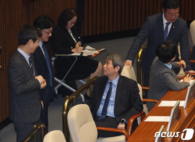 [사진] 대화 나누는 민주당 의원들