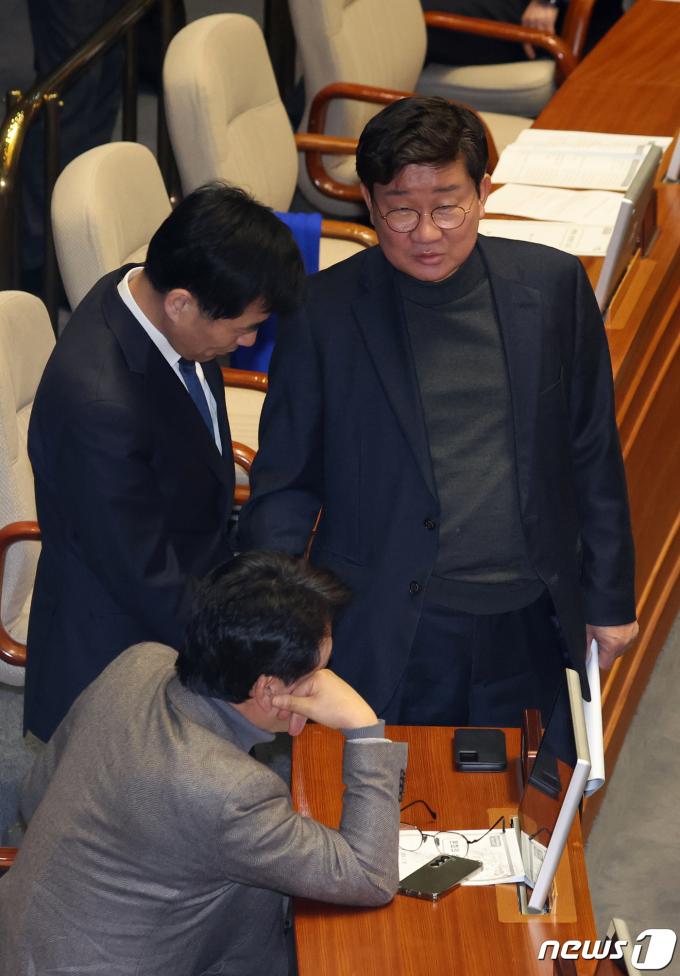 [사진] 대화 나누는 전해철·김민기·안민석