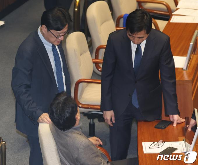 [사진] 안민석 의원과 대화하는 홍익표 원내대표