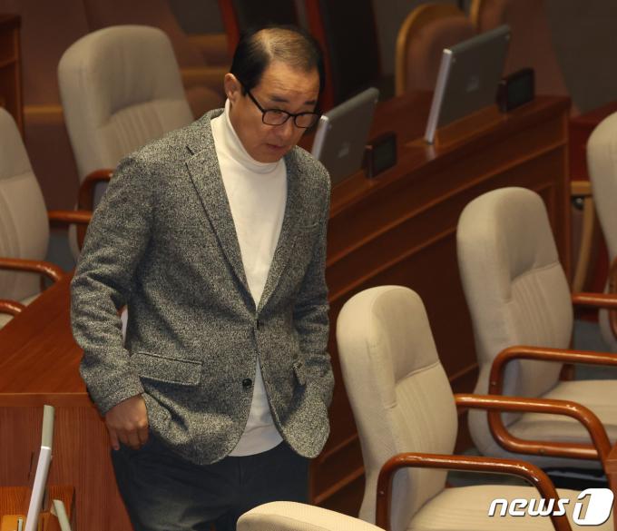 [사진] 본회의 참석한 이성만 의원