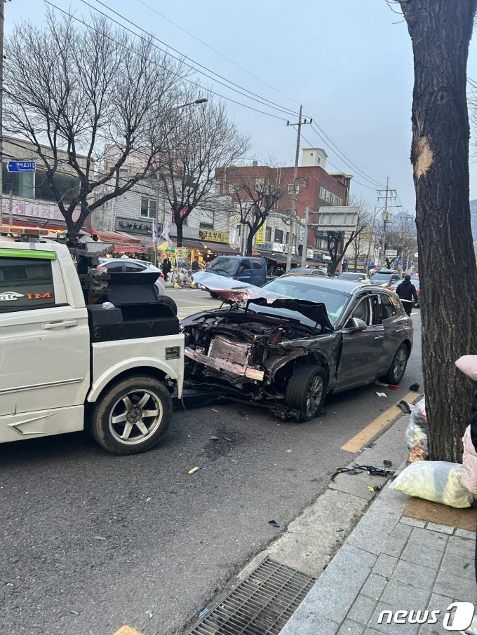 [사진] 은평구 연신내역에서 8중 추돌사고, 최소 14명 사상자 발생