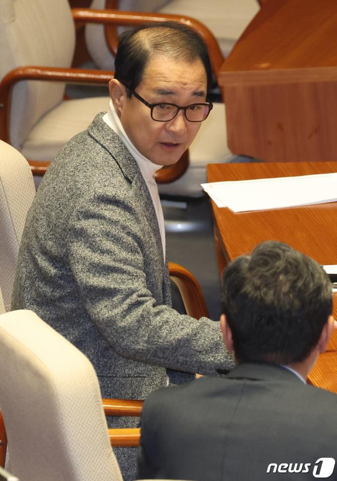 [사진] 본회의 참석한 이성만 의원