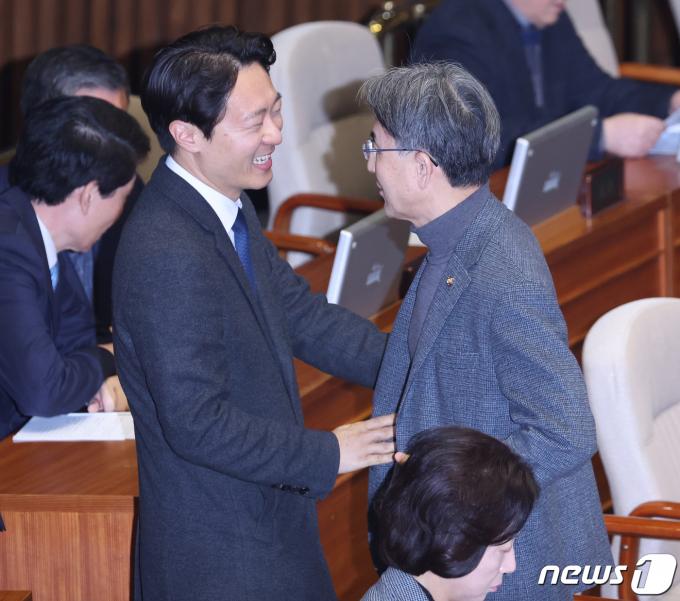 [사진] 본회의장서 밝게 웃는 이탄희 의원