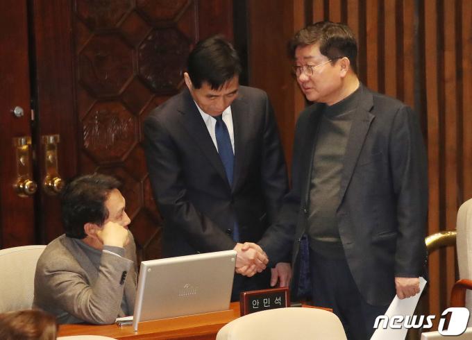 [사진] 대화 나누는 안민석·김석기·전해철