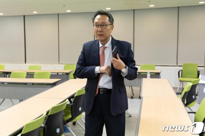 [사진] 브리핑 마친 뒤 회의실 나서는 박민수 차관