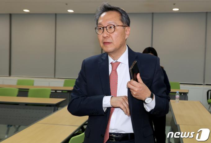 [사진] 회의실 나서는 박민수 복지부 차관
