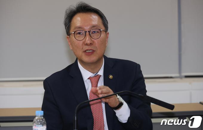 [사진] 전공의와 대화 마친 뒤 브리핑하는 박민수 차관