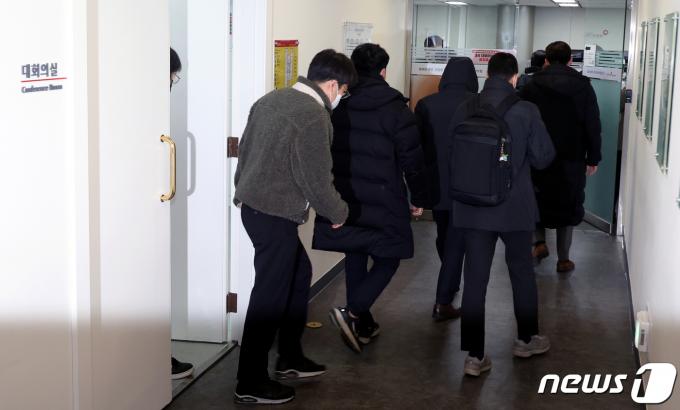 [사진] 정부와 대화 마치고 나서는 전공의 추정 참석자들
