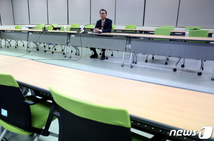 박민수 보건복지부 2차관이 29일 오후 서울 영등포구 건강보험공단 회의실에서 전공의들과 대화를 마친 뒤 브리핑을 위해 대기하고 있다. 이날 정부와 대화에 나선 전공의는 10명 이하인 것으로 알려졌다. (공동취재) 2024.02.29/뉴스1 ⓒ News1 김진환 기자