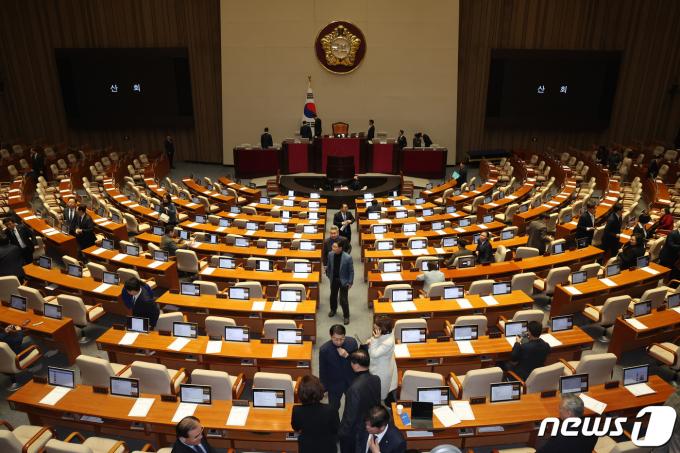 [사진] '쌍특검법 부결', 본회의장 나서는 민주당 의원들