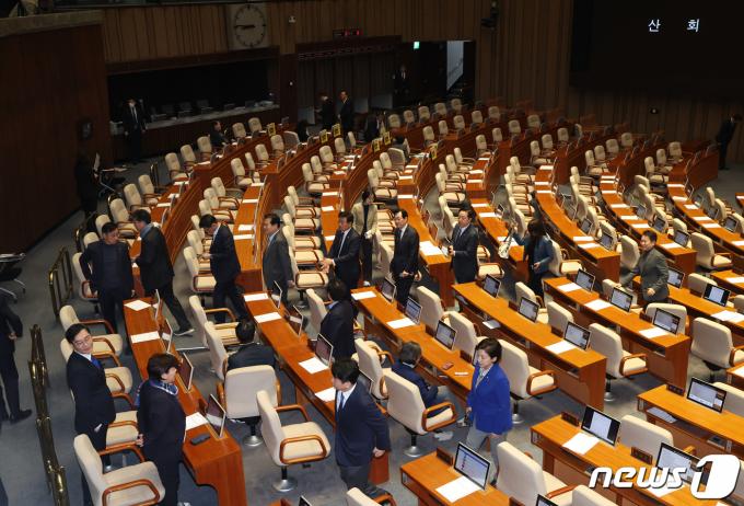 [사진] '쌍특검법 부결', 본회의장 나서는 민주당 의원들