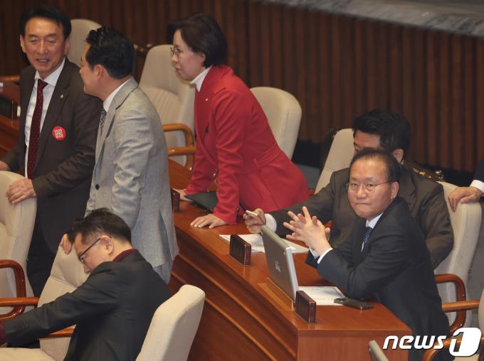 [사진] '쌍특검법 개표' 기다리는 윤재옥 원내대표