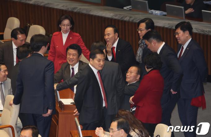[사진] '쌍특검법 개표' 기다리는 국민의힘
