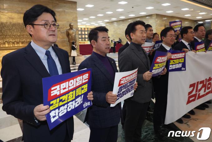 홍익표 더불어민주당 의원 등이 29일 서울 여의도 국회 로텐더홀에서 '쌍특검법(김건희 여사·대장동 특검법)' 찬성 촉구 피켓팅을 하고 있다. 2024.2.29/뉴스1 ⓒ News1 송원영 기자