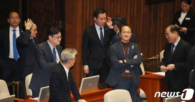 [사진] 쌍특검법 부결에 아쉬원 민주당 의원들