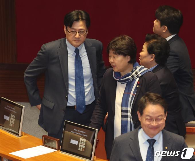 [사진] '쌍특검법 투표' 마친 홍익표 원내대표