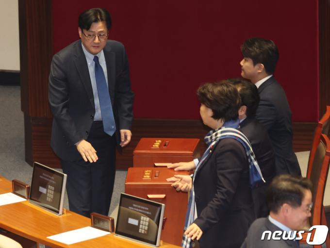 [사진] 쌍특검법 재의의 건, 투표하는 홍익표 원내대표