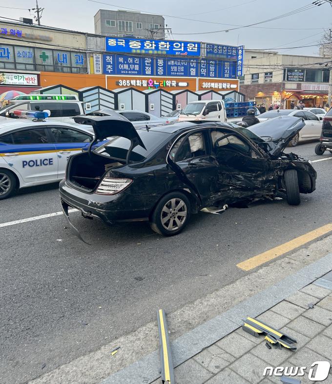 29일 오후 서울 은평구 연신내역 인근에서 승용차 7대와 이륜차 1대가 추돌하는 사고가 발생해 경찰 및 소방관들이 현장을 수습하고 있다.. (독자 제공) 2024.2.29/뉴스1 ⓒ News1 장수영 기자
