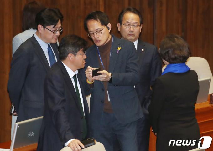 [사진] 대화 나누는 홍익표·박주민