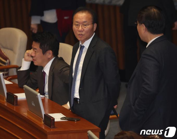 [사진] 쌍특검법 개표 기다리는 윤재옥 원내대표