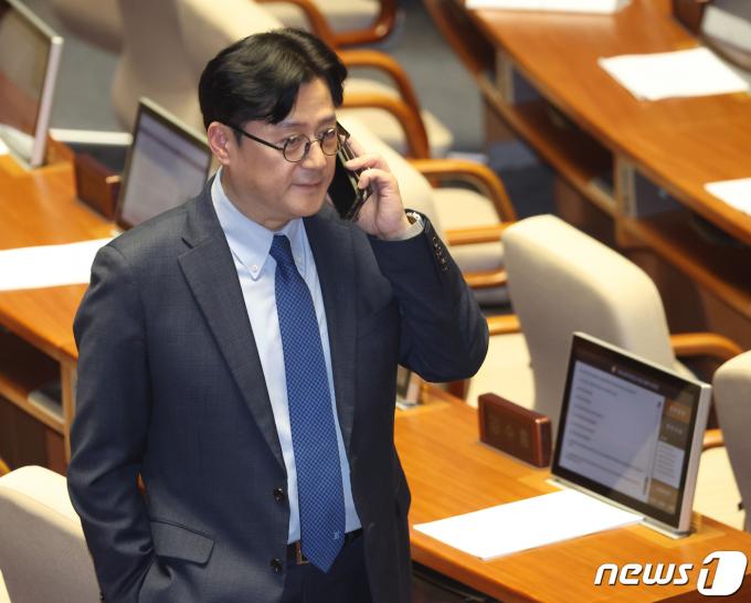 [사진] 통화하는 홍익표 원내대표